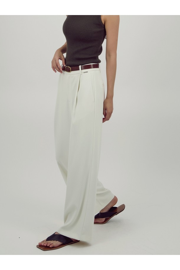 [25FW] 소프트 플로우 슬랙스 _ 아이보리는 부드러운 촉감의 폴리에스테르 소재로 제작된 여성 슬랙스입니다. 가을, 겨울 시즌에 적합하며, 얇은 두께감과 루즈핏, 와이드 핏으로 편안한 착용감을 선사합니다. 미니멀하고 베이직한 스타일을 연출하며, 플로우 실루엣으로 세련된 분위기를 더합니다. 출근룩 및 겨울 데일리룩에 활용하기 좋으며, 미니멀, 클래식, 캐주얼 등 다양한 스타일을 소화할 수 있습니다.
