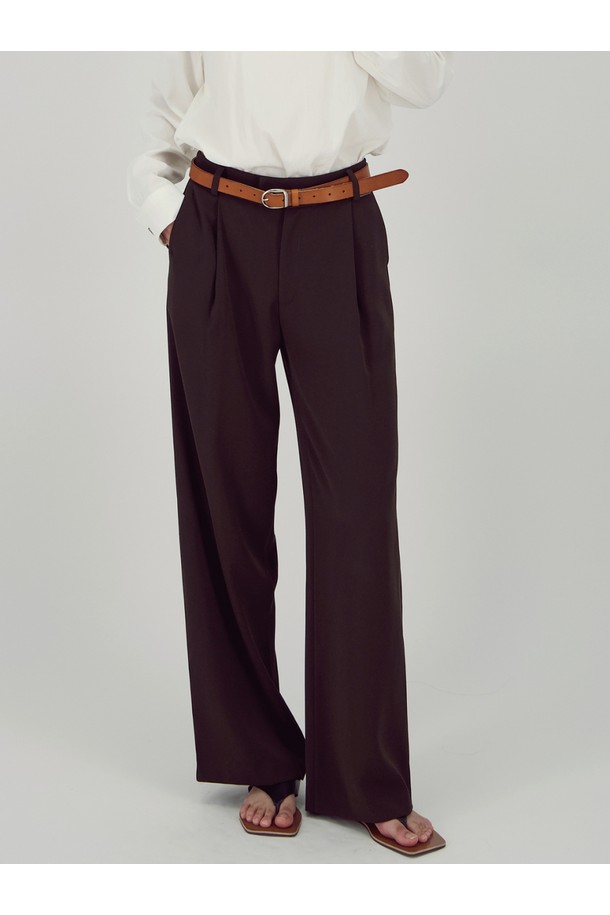 [25FW] 소프트 플로우 슬랙스 _ 브라운은 부드러운 촉감의 폴리에스테르 소재로 제작되어 가을과 겨울에 착용하기 좋은 여성 슬랙스입니다. 미니멀하고 베이직한 스타일의 무지 디자인으로, 와이드하고 루즈한 핏이 편안함을 선사합니다. 허리 부분에는 벨트 루프가 있어 다양한 스타일 연출이 가능하며, 출근룩, 오피스룩, 겨울 데일리룩 등 TPO에 맞춰 활용할 수 있습니다. 미니멀, 클래식, 시크한 스타일을 즐기는 여성에게 어울리는 아이템입니다. 얇은 두께감으로 편안하게 착용 가능합니다.
