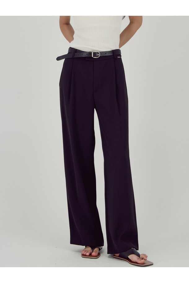 [25FW] 소프트 플로우 슬랙스 블랙은 오피스룩, 비즈니스 캐주얼, 출근룩에 적합한 여성 슬랙스입니다. 미니멀, 클래식, 시크 스타일을 위한 디자인으로, 가을과 겨울에 착용하기 좋습니다. 부드러운 촉감의 폴리에스테르 소재로 제작되었으며, 밴드 없는 깔끔한 마감과 플리츠 디테일이 특징입니다. 세미 와이드 핏에 자연스러운 광택감과 우아한 드레이프성을 더하여 편안하면서도 세련된 실루엣을 연출합니다. 무지 패턴의 긴 기장 슬랙스로 다양한 상의와 매치하여 폭넓게 활용할 수 있습니다.
