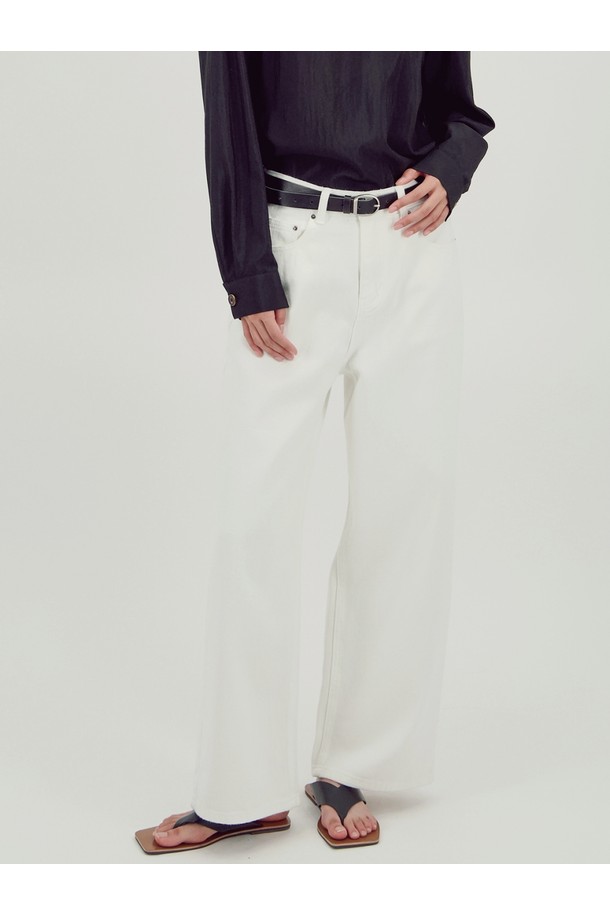 [25FW] 소프트 스트럭쳐 데님 _ 화이트는 미니멀하고 베이직한 스타일의 여성 데님 팬츠입니다. 봄, 여름, 가을 시즌에 착용하기 좋으며, 부드러운 촉감의 데님과 면 혼방 소재로 제작되었습니다. 와이드 & 벌룬 핏의 루즈핏으로 편안한 착용감을 선사하며, 입체적인 실루엣과 구조적인 볼륨감이 특징입니다. 5포켓 디테일과 리벳 장식, 클린한 디자인이 돋보이며, 쇼핑룩, 카페룩 등 데일리 룩으로 활용하기 좋습니다.
