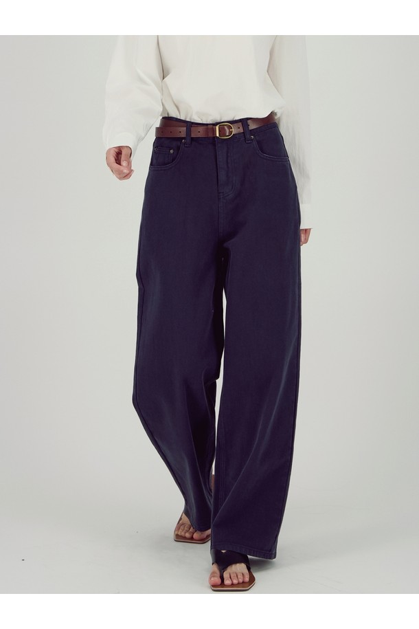 [25FW] 소프트 스트럭처 데님 _ 네이비는 가을, 겨울에 어울리는 여성용 데님 팬츠입니다. 부드러운 촉감의 데님과 면 혼방 소재로 제작되었으며, 톤 다운된 네이비 컬러와 무지 패턴이 미니멀하고 클래식한 스타일을 연출합니다. 와이드 핏과 루즈핏으로 편안함을 선사하며, 5포켓 디테일과 메달리온 장식, 배럴 레그 실루엣이 구조적인 볼륨감을 더합니다. 가을 나들이룩, 겨울 데일리룩 등 다양한 TPO에 맞춰 시크하고 세련된 스타일을 완성해보세요.
