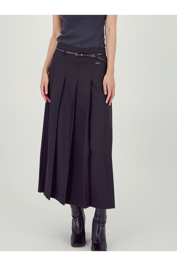 [25FW] 어반 플리츠 스커트 _블랙은 모던하고 우아한 스타일을 연출하는 여성용 플리츠 스커트입니다. 얇고 부드러운 폴리에스테르 소재로 제작되어 편안한 착용감을 선사하며, 은은한 광택감이 도는 코팅 나일론이 돋보입니다. 세미 벌룬 핏과 사이드 슬릿 디테일이 활동성을 더하고, 턱 주름 디자인으로 포인트를 주었습니다. 옆 지퍼 클로징 방식으로 간편하게 착용 가능하며, 데이트룩, 모임룩, 카페룩 등 다양한 TPO에 활용할 수 있습니다. 클래식, 미니멀, 시크한 스타일을 즐겨 입는 분들께 추천하는 아이템입니다.
