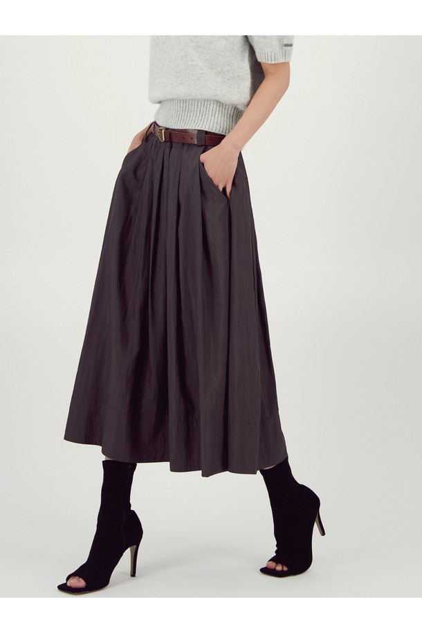 [25FW] 다크 브라운 배럴 볼륨 스커트는 여성스러운 실루엣을 연출하는 미디 기장의 스커트입니다. 가을, 겨울 시즌에 적합하며, 레이온, 나일론, 폴리에스터 혼방 소재로 제작되어 부드러운 촉감과 실크 같은 유연한 텍스처를 자랑합니다. 광택감 있는 소재와 매트한 코팅 마감의 조화가 돋보이며, A라인과 벌룬 핏으로 미니멀하면서도 모던한 스타일을 완성합니다. 허리에는 신축성 있는 밴딩을 적용하여 편안한 착용감을 제공하며, 사이드 포켓으로 실용성을 더했습니다. 겨울 데일리룩, 모임룩, 카페룩 등 다양한 TPO에 맞춰 시크하고 클래식한 무드를 연출할 수 있습니다.
