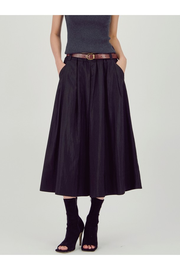 [25FW] 배럴 볼륨 스커트 _블랙은 여성용 스커트로, 가을과 겨울에 어울리는 미디 기장의 제품입니다. 모던하고 미니멀한 스타일을 추구하며, 루즈핏 A라인과 벌룬 핏으로 편안하면서도 세련된 실루엣을 연출합니다. 블랙 컬러의 무지 디자인에 은은한 광택감과 매트한 코팅 마감이 특징이며, 레이온, 나일론, 폴리에스터 혼방 소재로 부드러운 촉감을 선사합니다. 허리 전체 밴딩과 사이드 포켓 디테일로 실용성을 더해 겨울 데일리룩, 모임룩, 쇼핑룩 등 다양한 TPO에 활용하기 좋습니다. 미니멀, 클래식, 시크한 스타일을 즐기는 분들께 추천합니다.
