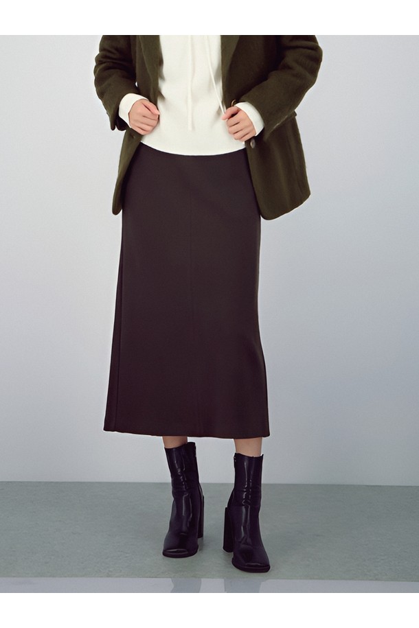 25FW 크레이프 스웨이드 벤딩 스커트 _브라운은 부드러운 촉감의 크리프 소재 스웨이드로 제작되어 가을, 겨울 시즌에 따뜻하게 착용하기 좋은 여성용 스커트입니다. 미니멀하고 베이직한 스타일로, H라인의 레귤러핏 디자인이 특징입니다. 브라운 컬러의 무지 패턴으로 다양한 상의와 손쉽게 매치하여 출근룩, 모임룩, 데이트룩 등 폭넓은 TPO에 활용할 수 있습니다. 벤딩 타입으로 편안한 착용감을 선사하며, 미니멀, 클래식, 시크한 스타일을 연출하기 좋습니다. 두께감 있는 소재로 제작되어 겨울철에도 따뜻하게 스타일링할 수 있습니다.
