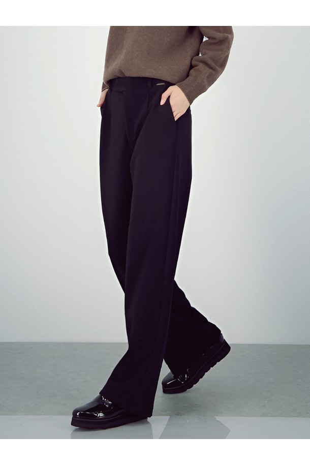 [25FW] 크레이프 플로우 슬랙스 _블랙은 미니멀하고 베이직한 스타일의 여성 슬랙스입니다. 가을과 겨울에 적합하며, 부드러운 촉감의 폴리에스테르 소재로 제작되어 편안한 착용감을 선사합니다. 루즈핏 와이드 레그 디자인에 크리스 주름 디테일이 더해져 시크한 무드를 연출합니다. 오피스룩, 출근룩, 모임룩 등 다양한 TPO에 활용 가능하며, 미니멀, 클래식, 시크 스타일을 즐기는 분들께 추천합니다.
