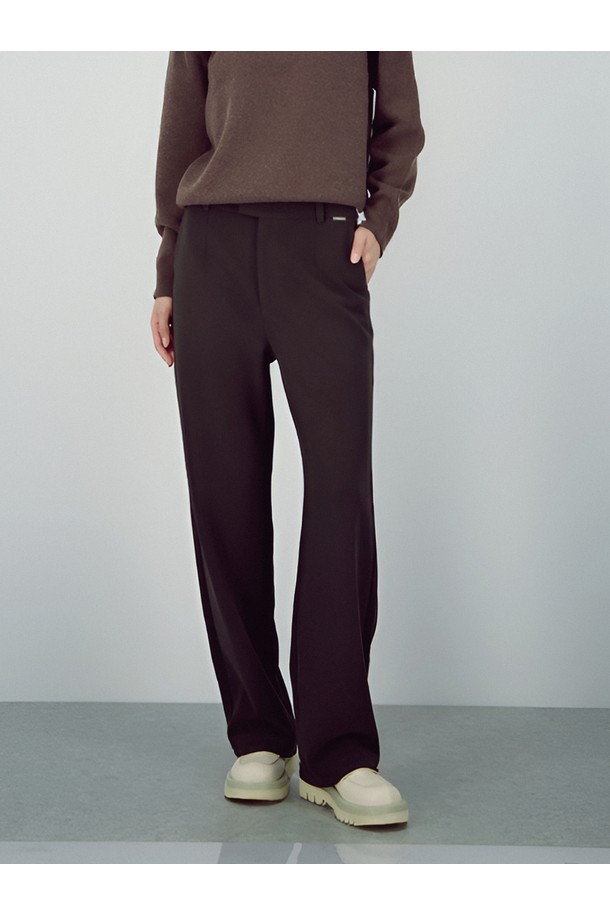 [25FW] 크레이프 플로우 슬랙스 _브라운은 부드러운 촉감의 크레이프 소재로 제작되어 가을, 겨울 시즌에 착용하기 좋은 여성 슬랙스입니다. 와이드 핏과 루즈핏으로 편안한 착용감을 선사하며, 미니멀하고 베이직한 디자인으로 출근룩, 오피스룩, 모임룩 등 다양한 TPO에 활용할 수 있습니다. 얇은 두께감과 드레이프성이 특징이며, 무지 디자인으로 어떤 상의와도 쉽게 매치할 수 있습니다. 클래식하고 시크한 스타일을 연출하기에 적합하며, 긴 기장으로 다리가 길어 보이는 효과를 줍니다.
