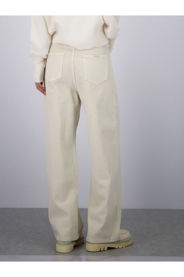 [25FW] 소프트 스트럭처 데님 _L.베이지는 여성용으로, 가을과 겨울에 착용하기 좋은 두꺼운 두께감의 데님 팬츠입니다. 라이트 베이지 컬러의 무지 디자인으로 미니멀하고 베이직한 스타일을 연출합니다. 와이드하면서 루즈하게 떨어지는 핏과 하이웨스트 디테일이 특징이며, 부드러운 촉감으로 편안하게 착용할 수 있습니다. 데님 소재 특유의 견고함과 핏을 살린 룩을 완성하여 미니멀, 클래식한 스타일을 선호하는 분들께 추천합니다.
