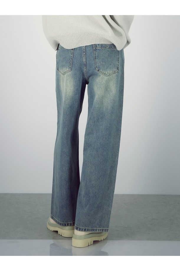 [25FW] 스트럭처 워싱 데님은 남녀 모두 착용 가능한 와이드 핏 데님 팬츠입니다. 연청 컬러의 데님 소재에 워싱 가공을 더해 빈티지한 무드를 연출하며, 봄, 가을, 겨울 세 계절 모두 활용 가능합니다. 캐주얼 및 베이직 스타일을 즐겨 입는 분들께 추천하며, 뻣뻣한 촉감과 루즈핏으로 편안함을 선사합니다. 구조적인 디자인이 돋보이는 이 데님 팬츠는 일상에서 개성 있는 스타일을 완성해줍니다.
