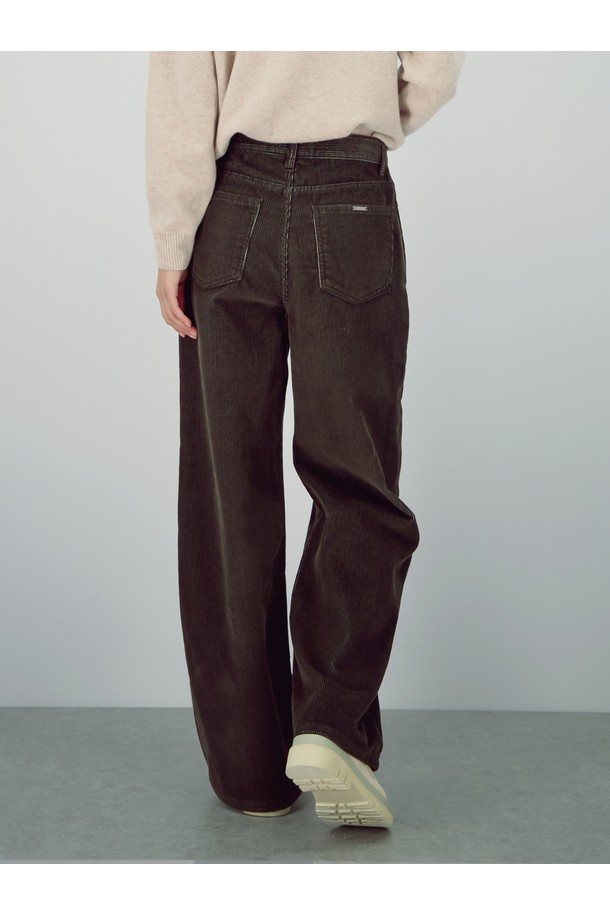 [25FW] 코듀로이 스트럭처 팬츠 _카키는 가을과 겨울에 어울리는 남성용 코듀로이 팬츠입니다. 부드러운 촉감의 두꺼운 코듀로이 소재로 제작되어 따뜻하고 편안한 착용감을 선사합니다. 와이드하고 루즈한 핏으로 트렌디한 스타일을 연출하며, 구조적인 디자인과 스트럭처 디테일이 돋보입니다. 베이직하면서도 캐주얼한 무드로 다양한 상의와 매치하여 스타일리시하게 연출할 수 있습니다. 미니멀하고 클래식한 스타일을 선호하는 남성분들께 추천합니다.
