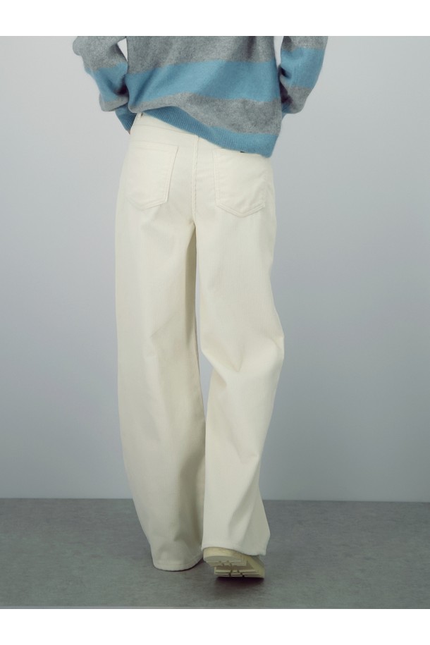 [25FW] 코듀로이 스트럭처 팬츠 _아이보리'는 가을, 겨울 시즌에 어울리는 여성용 코듀로이 와이드 팬츠입니다. 뻣뻣한 촉감과 두꺼운 두께감으로 구조적인 디자인을 살린 루즈핏의 아이보리 컬러 무지 팬츠로, 베이직한 스타일을 연출합니다. 출근룩, 클래식, 미니멀, 캐주얼 스타일에 모두 잘 어울리며, 밴딩 없이 허리 라인을 잡아줍니다. 
