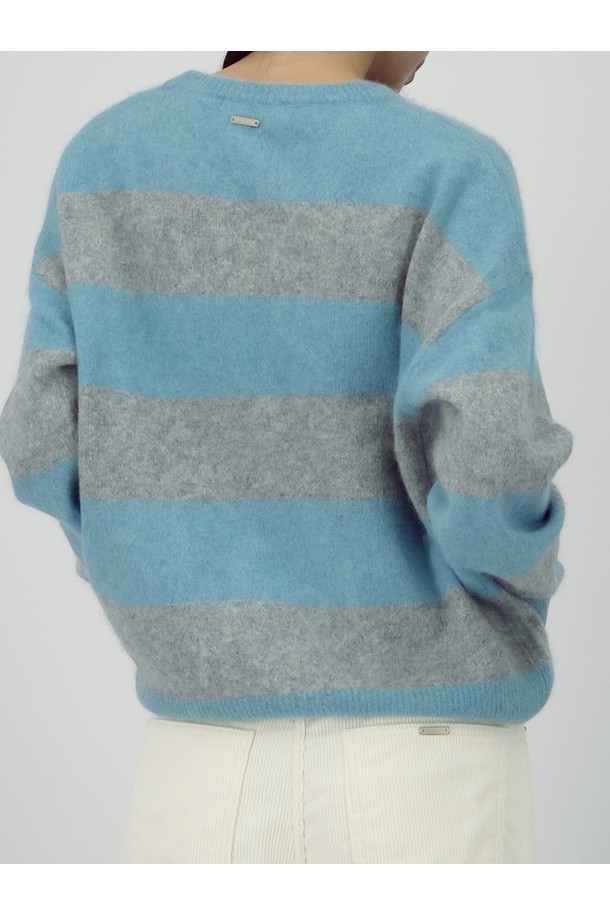 25FW 라운드 울 니트 _ST.블루는 여성용 상의 니트/스웨터로, 스카이블루와 그레이 색상의 스트라이프 패턴이 돋보이는 제품입니다. 울 소재로 제작되어 부드러운 촉감을 선사하며, 두꺼운 두께감으로 가을, 겨울철 따뜻하게 착용할 수 있습니다. 라운드넥과 긴소매, 레귤러핏 디자인으로 베이직하면서도 캐주얼한 스타일을 연출하며, 출근룩이나 모임룩에 활용하기 좋습니다. 클래식하고 미니멀한 스타일을 즐기는 분들께 추천합니다.
