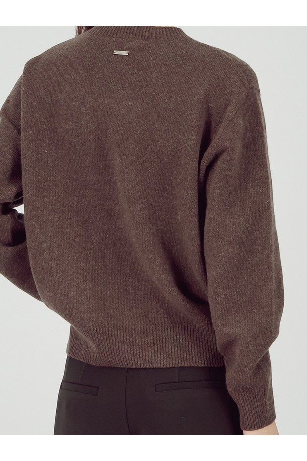 [25FW] 라운드 울 니트 _브라운은 여성 고객을 위한 가을, 겨울 시즌 필수 아이템입니다. 부드러운 촉감의 울 소재로 제작되어 포근하고 편안한 착용감을 선사하며, 레귤러핏과 라운드넥 디자인으로 베이직하면서도 미니멀한 스타일을 연출합니다. 톤 다운된 브라운 컬러의 무지 패턴은 어떤 룩에도 자연스럽게 어울리며, 긴 소매 기장과 두꺼운 두께감으로 따뜻함을 더합니다. 출근룩과 모임룩 모두에 활용 가능하며, 클래식, 미니멀, 캐주얼 등 다양한 스타일을 소화하는 기본 니트입니다. 심플한 디자인으로 데일리하게 즐겨 입을 수 있습니다.
