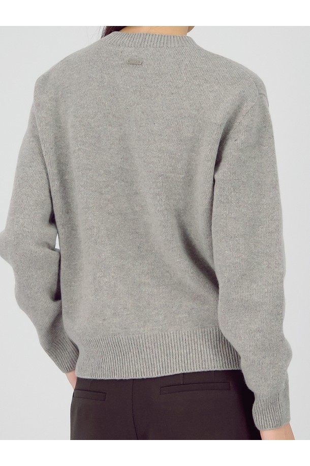 [25FW] 라운드 울 니트 _그레이는 여성용 상의로, 가을과 겨울에 착용하기 좋은 라운드넥 니트입니다. 베이직하고 미니멀한 스타일로, 레귤러핏과 긴소매 기장으로 제작되었습니다. 부드러운 촉감의 울 소재로 제작되어 따뜻하고 편안하게 착용할 수 있으며, 두께감 있는 디자인으로 겨울철에도 든든합니다. 무지 패턴의 그레이 컬러로 다양한 하의와 쉽게 매치할 수 있어 활용도가 높습니다. 일상복으로 적합한 기본 아이템입니다.
