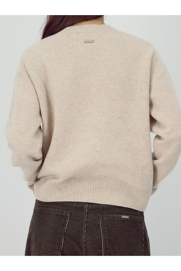 [25FW] 라운드 울 니트 _오트밀은 부드러운 촉감의 울 소재로 제작되어 가을과 겨울에 따뜻하게 착용할 수 있는 여성 라운드넥 니트입니다. 베이직하고 미니멀한 스타일로, 출근룩과 모임룩, 그리고 클래식, 미니멀, 캐주얼 등 다양한 스타일과 TPO에 잘 어울립니다. 레귤러 핏과 긴 소매 기장으로 편안한 착용감을 선사하며, 두꺼운 두께감으로 포근함을 더했습니다. 25FW 시즌을 대표하는 오트밀 컬러의 무지 디자인은 어떤 옷에도 매치하기 용이하여 활용도가 높습니다.
