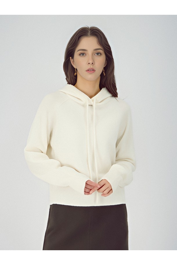 [25FW] 후디 울 니트 _아이보리는 포근함과 스타일을 동시에 갖춘 여성용 후드 니트입니다. 부드러운 울 소재로 제작되어 가을, 겨울 시즌에 따뜻하게 착용 가능하며, 레귤러 핏으로 편안한 착용감을 선사합니다. 베이직하고 캐주얼한 디자인으로 다양한 스타일 연출이 용이하며, 무지 패턴과 아이보리 컬러는 어떤 옷에도 잘 어울립니다. 긴 소매와 후드 디자인, 캥거루 포켓 디테일이 실용성을 더해줍니다.
