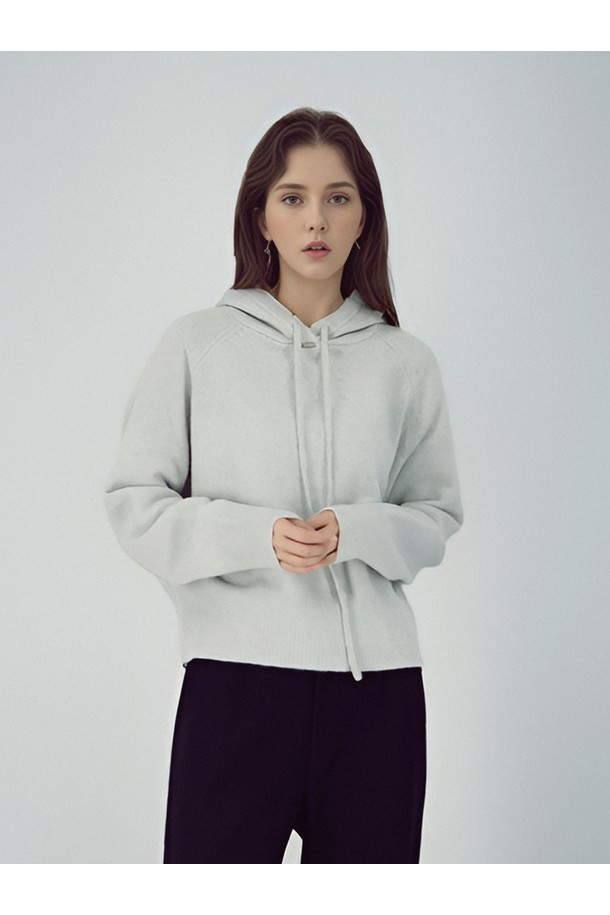 25FW 후디 울 니트 (L.Grey)는 여성용으로, 가을과 겨울에 따뜻하게 착용할 수 있는 레귤러핏 후디 니트입니다. 부드러운 촉감의 울 소재로 제작되었으며, 베이직하고 캐주얼한 스타일을 연출합니다. 라이트 그레이 컬러의 무지 디자인에 긴 소매 기장과 후드 스트링으로 포인트를 더했습니다. 두꺼운 두께감으로 보온성을 높였으며, 캐주얼, 미니멀, 클래식 스타일을 즐겨 입는 고객에게 적합합니다.
