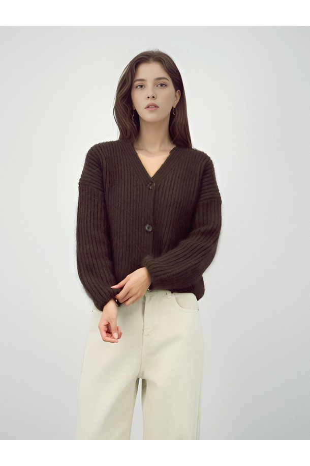 25FW 라비트 헤비 가디건 _브라운은 여성용으로, 가을과 겨울에 따뜻하게 입을 수 있는 헤비 카디건입니다. 울 소재로 제작되어 부드러운 촉감을 제공하며, 베이직하고 캐주얼한 스타일을 연출합니다. 레귤러 핏에 브이넥 디자인으로, 다양한 스타일의 의상과 매치하기 좋습니다. 무지 디자인에 긴 소매 기장으로, 유행을 타지 않고 오랫동안 활용할 수 있습니다. 일상생활에서 편안하면서도 세련된 룩을 완성해 보세요.
