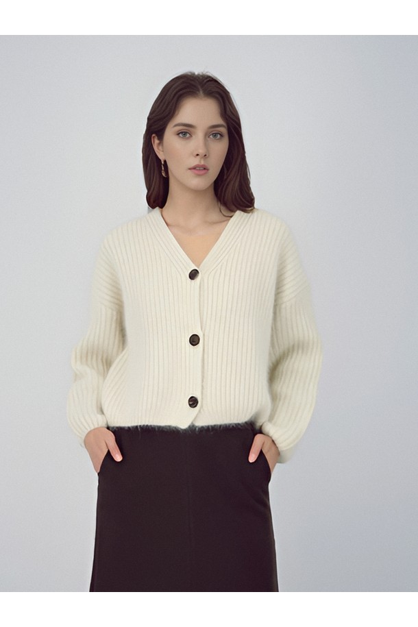 [25FW] 래빗 헤비 가디건 _아이보리'는 여성용 상의로, 가을과 겨울에 따뜻하게 입을 수 있는 두꺼운 두께감의 니트 가디건입니다. 아이보리 컬러의 베이직하고 캐주얼한 디자인으로, 무지 패턴과 케이블 무늬가 돋보입니다. 레귤러 핏에 후드 네크라인, 긴 소매 기장으로 편안함을 더했으며, 버튼 디테일과 리본 스트링으로 포인트를 주었습니다. 집콕룩이나 산책룩 등 캐주얼, 미니멀, 클래식 스타일을 즐겨 입는 분들께 추천합니다.
