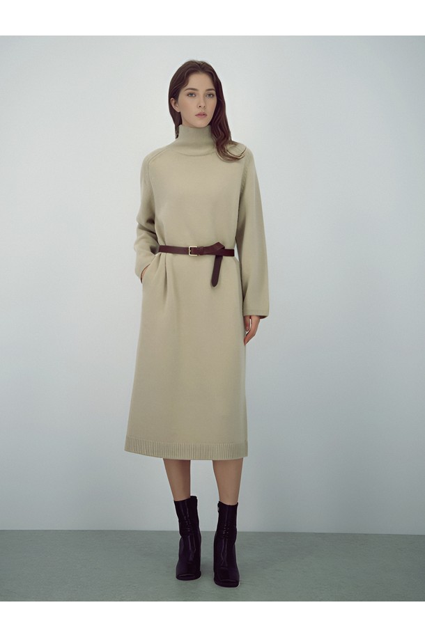 25FW 터틀넥 울 니트 드레스는 미니멀하고 베이직한 스타일의 여성 니트 원피스입니다. 부드러운 촉감의 울 소재로 제작되어 가을, 겨울 시즌에 따뜻하게 착용할 수 있습니다. 넉넉한 루즈핏과 오버사이즈 실루엣으로 편안함을 더했으며, H라인의 미니 기장으로 세련된 핏을 연출합니다. 데이트룩, 출근룩 등 다양한 TPO에 활용 가능한 활용도 높은 아이템으로, 클래식하고 캐주얼한 스타일을 완성합니다. 긴 소매와 터틀넥 디자인이 특징이며, 무지 패턴의 베이지 컬러로 어떤 스타일에도 쉽게 매치할 수 있습니다.
