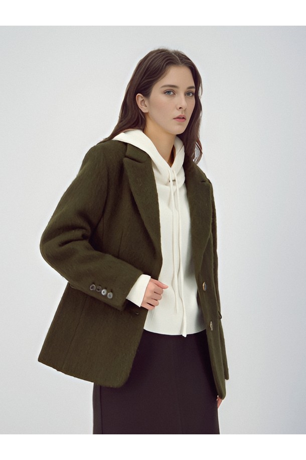 25FW 알파카 코트 재킷_브라운은 클래식하고 미니멀한 스타일을 추구하는 여성 고객을 위한 아우터입니다. 부드러운 촉감의 알파카 소재로 제작되어 가을과 겨울, 두 계절 동안 포근하게 착용할 수 있습니다. 넉넉한 오버핏에 싱글 버튼 여밈으로 편안함을 더했으며, 노치드 라펠 디자인이 세련된 분위기를 연출합니다. 오피스룩, 출근룩, 모임룩 등 다양한 TPO에 활용 가능하며, 시크한 무드를 더해줍니다. 브라운 컬러의 무지 디자인으로 어떤 스타일에도 쉽게 매치할 수 있습니다.
