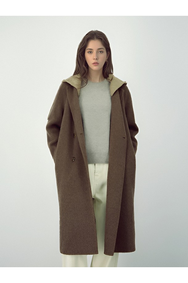 [25FW] 탈부착 후디 핸드메이드 코트 _브라운은 가을과 겨울, 여성 고객을 위한 오버핏 더블 코트입니다. 미니멀하고 베이직한 디자인에 브라운 컬러와 무지 패턴으로 어떤 스타일에도 쉽게 매치할 수 있습니다. 울 소재로 제작되어 두꺼운 두께감을 자랑하며, 후드를 탈부착하여 다양한 연출이 가능합니다. 출근룩, 오피스룩, 모임룩 등 TPO에 구애받지 않고 클래식, 미니멀, 시크한 스타일을 완성할 수 있습니다. 
