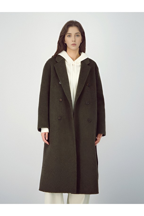 [25FW] 탈부착 후디 핸드메이드 코트 _카키는 미니멀하고 베이직한 스타일의 여성용 코트입니다. 가을과 겨울에 착용하기 좋으며, 출근룩과 모임룩에 모두 잘 어울립니다. 오버핏 디자인에 울 소재로 제작되어 따뜻하고 포근한 착용감을 선사합니다. 무지 패턴의 긴 소매 기장과 싱글 버튼 여밈 방식으로 미니멀, 클래식, 시크한 무드를 연출합니다. 특히 후드가 탈부착 가능하여 다양한 스타일을 연출할 수 있는 실용적인 핸드메이드 코트입니다.
