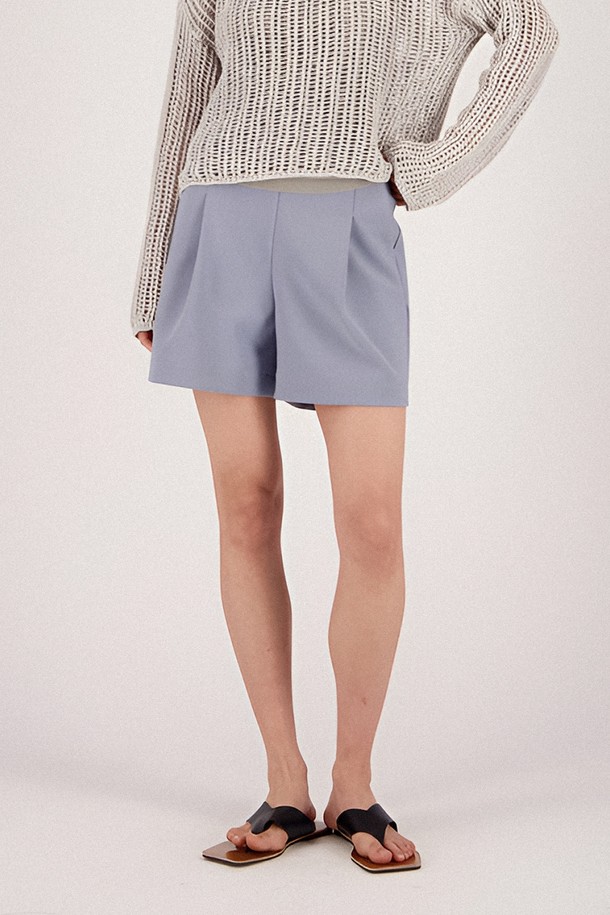 25SS 시즌, 편안한 착용감의 릴랙스 숏 팬츠입니다. 블랙 컬러의 무지 디자인으로 어떤 상의와도 손쉽게 매치할 수 있으며, 뛰어난 신축성으로 활동성을 높였습니다. 폴리에스테르와 폴리우레탄 혼방 소재로 제작되어 얇지만 적당한 촉감을 제공하며, 비침 걱정 없이 봄, 여름, 가을, 겨울 사계절 내내 일상복으로 활용하기 좋습니다. 
