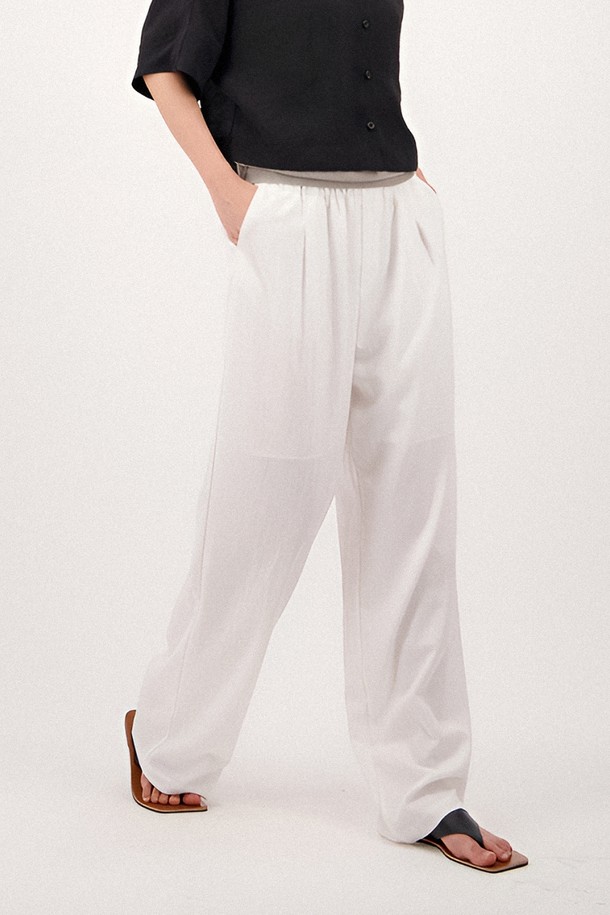 여름 시즌을 위한 여성용 슬랙스입니다. 미니멀하고 베이직한 디자인으로, 얇은 두께감과 루즈핏 와이드 실루엣이 편안함을 선사합니다. 무지 패턴의 화이트 컬러에 핀턱 디테일이 더해져 세련된 스타일을 연출합니다.
