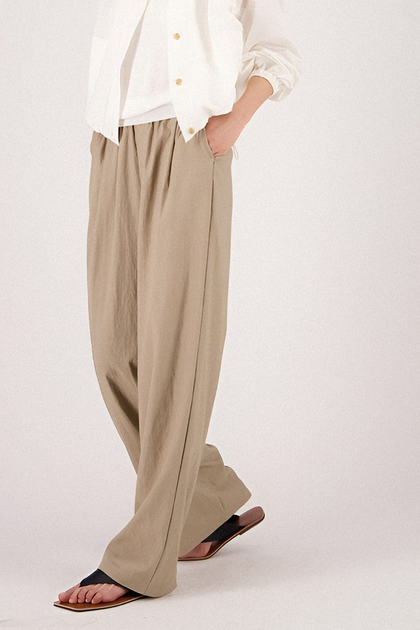 2025년 봄/여름 시즌, 모던하고 미니멀한 스타일의 여성용 슬랙스입니다. 베이지, 화이트, 블랙 세 가지 색상으로 출시되었으며, 핀턱 디테일과 세미와이드 핏으로 다리가 길어 보이는 효과를 줍니다. 레이온, 나일론, 폴리에스테르 혼방 소재로 제작되어 부드러운 촉감과 약간의 신축성을 제공하며, 얇은 두께감으로 여름에도 시원하게 착용 가능합니다.
