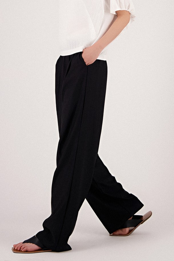 25SS 시즌, 여름을 위한 여성용 핀턱 벤딩 슬랙스입니다. 부드러운 폴리에스테르 소재로 제작되어 가볍고 시원하며, 와이드 루즈핏과 얇은 두께로 편안한 착용감을 선사합니다. 미니멀하고 베이직한 디자인에 핀턱 디테일이 더해져 세련된 무드를 연출하며, 허리 밴딩으로 활동성을 높였습니다.
