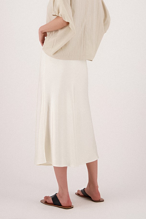 새틴 에이라인 스커트 _화이트는 부드러운 촉감과 얇은 두께로 봄, 여름에 시원하게 착용하기 좋은 여성용 스커트입니다. 미니멀하고 베이직한 스타일로 데이트룩, 쇼핑룩 등 다양한 TPO에 활용하기 좋습니다. 미디 기장의 A라인 핏이 다리 라인을 더욱 아름답게 연출해 주며, 무지 디자인으로 어떤 상의와도 쉽게 매치할 수 있습니다. 레귤러핏으로 편안한 착용감을 선사하며, 미니멀, 클래식, 캐주얼 등 다채로운 스타일을 소화할 수 있는 활용도 높은 아이템입니다.
