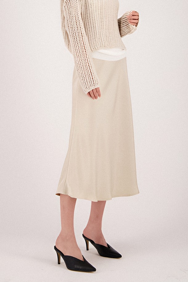 25SS 새틴 A라인 스커트 (베이지)는 부드러운 촉감의 폴리에스테르 소재로 제작되어 편안한 착용감을 선사합니다. 얇은 두께감으로 봄, 여름, 가을, 겨울 사계절 내내 활용 가능하며, A라인 핏과 밴딩 허리 디자인으로 안정적인 착용감을 제공합니다. 모던한 디자인에 광택감 있는 베이지 컬러가 더해져 미니멀, 클래식, 시크한 스타일을 연출하기 좋으며, 데이트룩, 카페룩 등 다양한 TPO에 매치하기 좋습니다. 안감이 있어 비침 걱정 없이 착용할 수 있는 기본 치마입니다.
