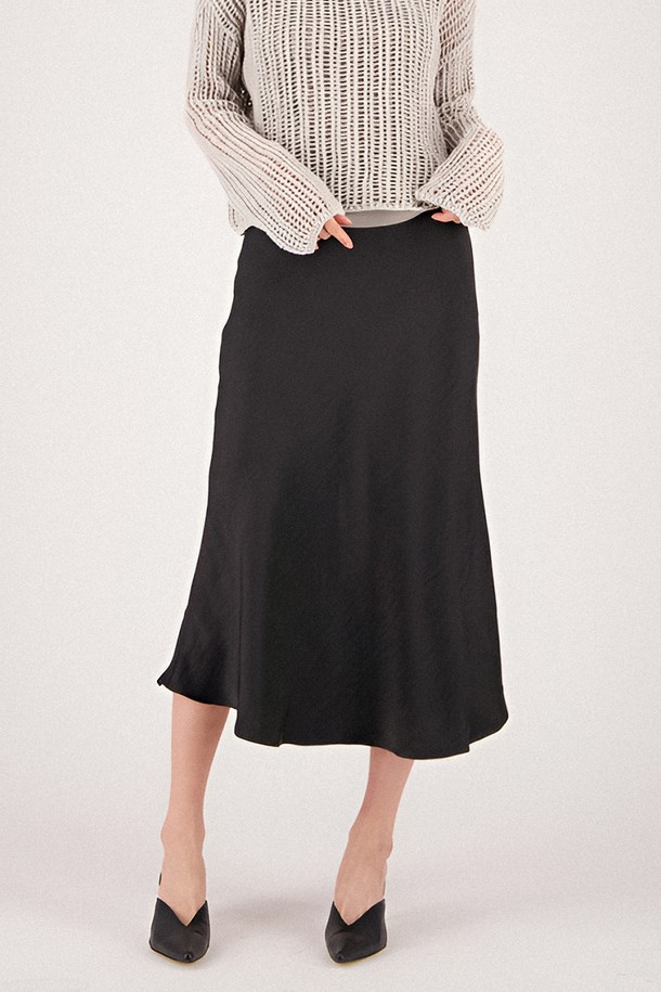 [25SS] 새틴 A라인 스커트 _블랙은 부드러운 촉감의 새틴 소재로 제작되어 편안한 착용감을 선사합니다. 미니멀하고 베이직한 스타일의 블랙 컬러 A라인 스커트로, 봄, 여름 시즌에 활용하기 좋습니다. 하이웨스트 디자인과 루즈핏으로, 데이트룩이나 쇼핑룩 등 다양한 TPO에 매치하기 용이합니다. 플레어 치마 타입으로 여성스러운 실루엣을 연출하며, 캐주얼, 클래식 스타일을 모두 소화할 수 있는 활용도 높은 아이템입니다. 무지 디자인으로 어떤 상의와도 잘 어울려 데일리룩을 완성합니다.
