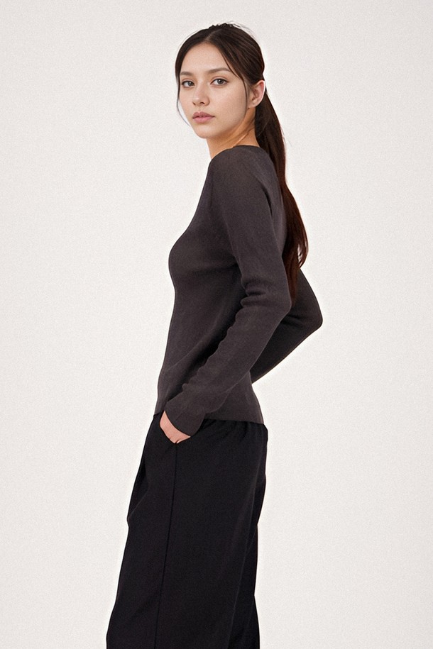 세련된 스타일을 완성해 줄 [25SS] 긴소매 골지 린넨 니트입니다. 차콜 컬러의 슬림핏 디자인으로, 레이온, 폴리에스터, 린넨, 나일론 혼방 소재에 메탈릭 원사를 더해 은은한 광택과 부드러운 촉감을 선사합니다. 봄, 여름, 가을, 겨울 사계절 내내 활용 가능하며, 신축성이 뛰어나 편안하게 착용할 수 있습니다.
