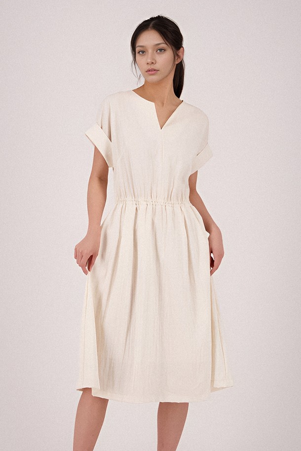 세련된 스타일을 연출하는 [25SS] Sleeve Detail Slit Dress_Ivory입니다. 아이보리 컬러의 미니멀하고 모던한 디자인으로, 봄, 여름, 가을, 겨울 사계절 내내 활용 가능합니다. 레이온, 나일론, 폴리에스테르 혼방 소재로 제작되어 부드러운 촉감을 선사하며, 브이넥 라인과 프론트 슬릿, 소매 칼라 디테일이 특징입니다.
