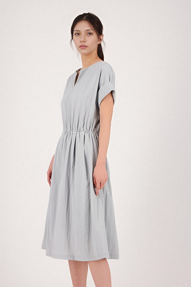 [25SS] Sleeve Detail Slit Dress _Sky는 스카이블루와 아이보리 두 가지 색상으로 출시된 여성용 슬리브 디테일 슬릿 원피스입니다. 레이온, 나일론, 폴리에스테르 혼방 소재로 제작되어 부드러운 촉감과 신축성을 자랑하며, 봄, 여름, 가을, 겨울 사계절 내내 착용 가능합니다. 브이넥 디자인에 반소매 기장, 레귤러핏으로 모던하고 미니멀한 스타일을 연출하며, 앞트임, 소매 칼라 디테일, 허리 스트링, 부분 비침 등의 특징을 가지고 있습니다.
