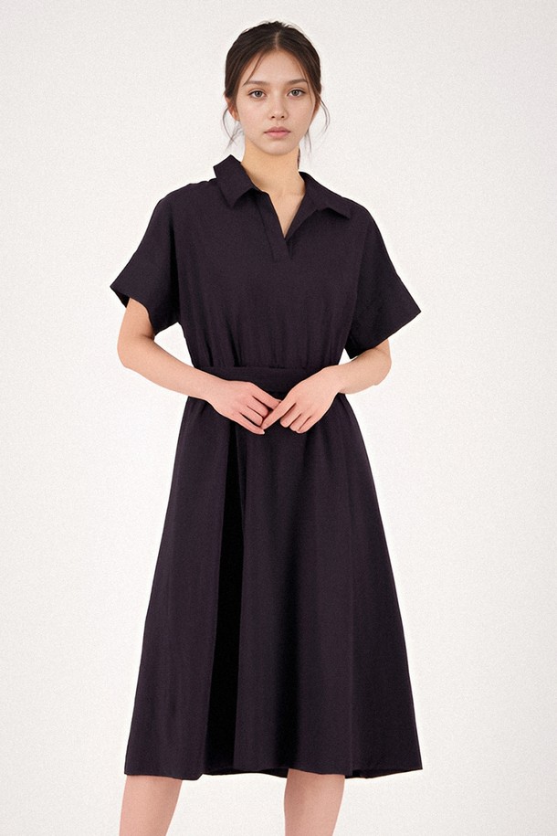 **[25SS] Collar Neck Half Sleeve Dress _Black**는 부드러운 면 소재로 제작된 여성용 블랙 컬러의 칼라넥 반소매 데일리 원피스입니다. A라인 플레어 스커트와 레귤러 핏으로 편안하면서도 여성스러운 실루엣을 연출하며, 미니멀하고 베이직한 스타일로 봄, 여름 시즌에 활용하기 좋습니다. 벨트 디테일이 더해져 더욱 세련된 룩을 완성할 수 있습니다.
