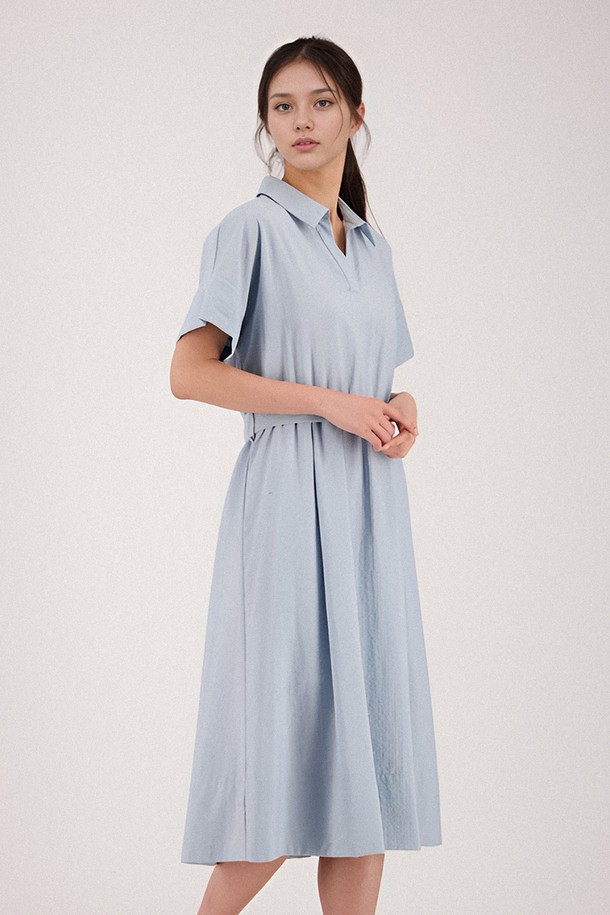 [25SS] Collar Neck Half Sleeve Dress _Sky는 스카이블루, 블랙, 화이트 세 가지 색상으로 출시된 여성용 칼라넥 반소매 원피스입니다. 나일론, 레이온, 비스코스, 폴리에스터 혼방 소재로 제작되어 부드러운 촉감과 적당한 두께감을 자랑하며, A라인 플레어 스커트 핏으로 캐주얼하면서도 베이직한 스타일을 연출합니다. 벨트가 포함되어 있으며 부분 안감과 신축성이 있어 편안한 착용감을 제공하며, 부분적으로 비침이 있습니다.
