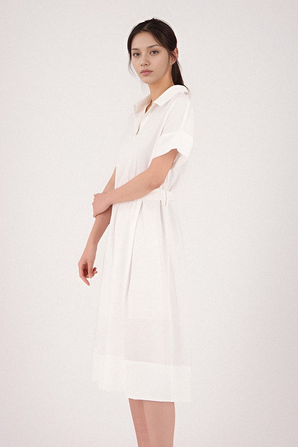 **[25SS] Collar Neck Half Sleeve Dress _White**는 부드러운 촉감의 화이트 컬러 칼라넥 반소매 원피스입니다. 나일론, 레이온, 비스코스, 폴리에스테르 혼방 소재의 얇은 두께로 제작되어 봄, 여름, 가을, 겨울 사계절 활용 가능하며, 데일리룩과 일상복으로 좋습니다. 레귤러핏에 부분 안감 처리 및 벨트 포함, 부분 비침, 신축성 있는 디자인으로 베이직하면서도 미니멀한 스타일을 연출합니다.

