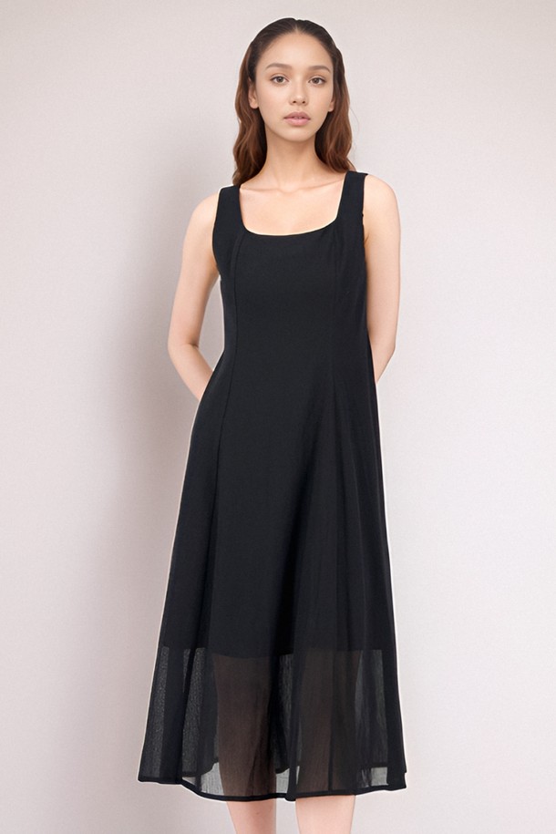 **[25 summer] Sleeveless Sheer Dress _Black**는 부드러운 면과 폴리에스테르 혼방 소재로 제작되어 얇고 시원한 착용감을 선사하는 여성용 민소매 시스루 드레스입니다. 블랙과 아이보리 두 가지 색상으로 출시되었으며, 미니멀한 디자인에 스퀘어넥과 프린세스 라인 절개 디테일, 드레이프성이 더해져 오피스와 데일리룩 모두 활용 가능합니다. 루즈핏으로 편안하게 착용 가능하며, 안감이 있어 비침 걱정 없이 자신 있게 스타일을 연출할 수 있습니다.
