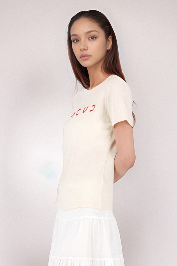 [25 summer] 하프 슬리브 로고 티셔츠 _베이지는 여성용 반팔 티셔츠입니다. 여름 시즌에 어울리는 얇은 두께감과 부드러운 촉감의 면, 린넨 혼방 소재로 제작되었습니다. 미니멀하고 베이직한 스타일로, 라운드넥과 레귤러핏 디자인이 특징입니다. 베이지, 화이트 두 가지 컬러로 출시되어 데이트룩, 카페룩 등 다양한 TPO에 활용하기 좋습니다. 전면에 로고 프린팅 디테일이 더해져 포인트를 더합니다.
