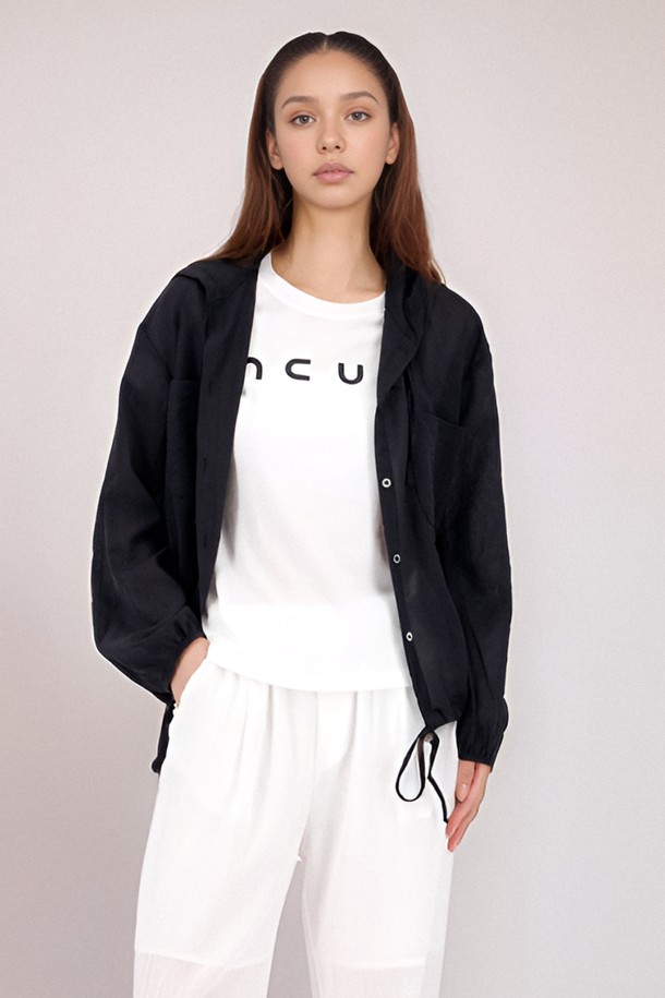 [25 썸머] 로고 반팔 티셔츠 _화이트는 데일리, 캐주얼 스타일에 적합한 여성 반팔 티셔츠입니다. 봄, 여름, 가을, 겨울 계절에 맞춰 얇고 부드러운 면린넨 혼방 소재로 제작되어 편안한 착용감을 선사합니다. 라운드넥, 베이직핏, 반소매 기장으로 미니멀하고 베이직한 스타일을 연출하며, 로고 프린트 디테일이 특징입니다. 동네 마실룩이나 카페룩에 자연스럽게 어울리며, 부분 비침이 있을 수 있습니다. 신축성은 적습니다.
