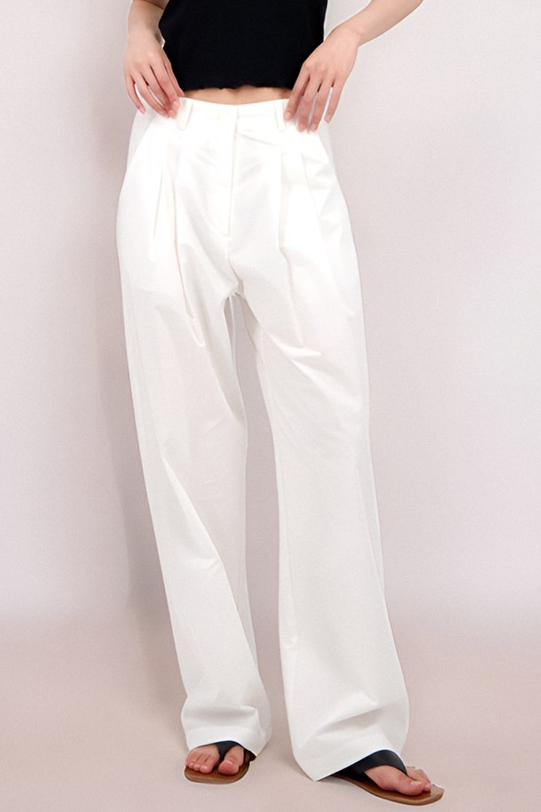 [25 summer] Double Pintuck Slacks _White는 여름 시즌 여성용으로 출시된 슬랙스입니다. 얇은 두께감의 화이트 컬러 긴 기장 와이드 핏 바지로, 미니멀하고 베이직한 스타일을 연출합니다. 핀턱 디테일이 돋보이는 루즈핏 디자인으로 편안하면서도 세련된 룩을 완성합니다.
