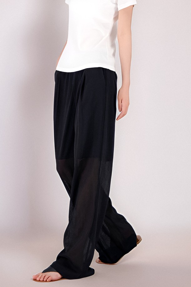 [25 summer] Sheer Bending Slacks _Black은 부드러운 촉감과 가벼운 소재의 여성용 슬랙스로, 봄, 여름, 가을, 겨울 계절에 모두 착용 가능합니다. 블랙과 화이트 두 가지 색상으로 출시되었으며, 릴렉스 핏, 와이드 디자인에 허리 전체 밴딩, 더블 플리츠 디테일로 편안하면서도 모던한 스타일을 연출합니다. 얇고 반투명한 면, 폴리에스테르 혼방 소재로 제작되어 신축성이 뛰어나 활동성을 높여줍니다.
