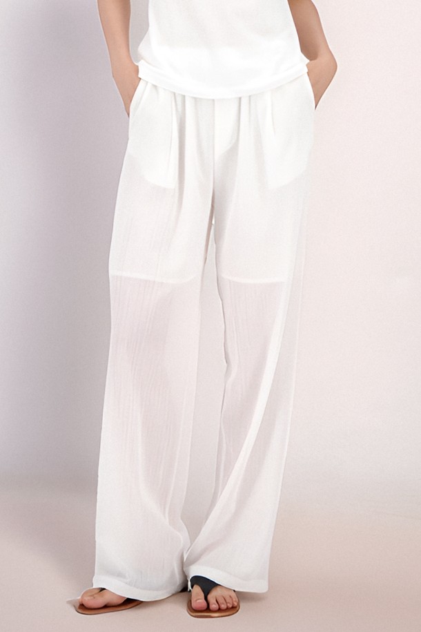 [25 summer] Sheer Bending Slacks _White는 여성용 슬랙스로, 시원하고 부드러운 면과 폴리에스테르 혼방 소재로 제작되어 봄, 여름, 가을에 착용하기 좋습니다. 루즈핏의 긴 기장, 얇은 두께, 플로잉 실루엣이 우아한 분위기를 연출하며, 반투명 시스루 소재와 더블 플리츠 디테일이 특징입니다. 허리 밴딩으로 편안하게 착용 가능하며, 통기성이 뛰어나고 신축성이 좋아 활동성을 보장합니다.
