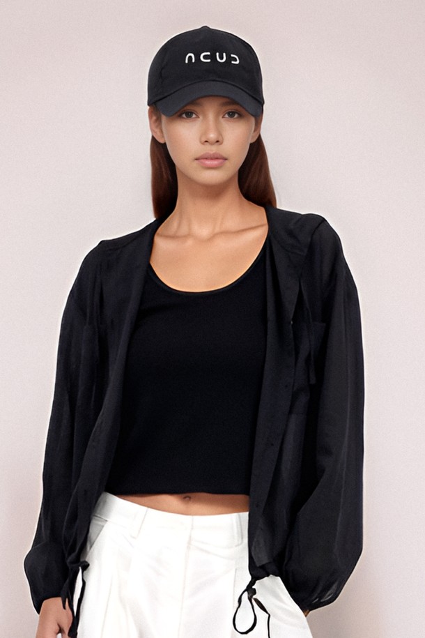 [25 썸머] 로고 스트링 볼캡 _블랙은 캐주얼, 미니멀, 시티보이 스타일을 위한 모자입니다. 블랙, 화이트, 베이지, 블루 4가지 색상으로 출시되었으며, 가볍고 부드러운 폴리에스테르 소재로 제작되어 사계절 내내 착용 가능합니다. 챙 넓이 6.5cm, 모자 깊이 12cm이며, FREE 사이즈로 54-58cm 둘레 조절이 가능합니다. 자수 로고와 메탈 스토퍼, 스트링 디자인이 특징이며, 일상 및 산책룩에 적합합니다.
