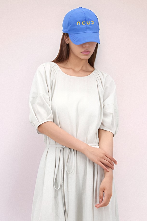 [25 썸머] 로고 스트링 볼캡 _블루는 캐주얼, 미니멀, 시티보이 스타일을 즐기는 모든 분께 어울리는 모자입니다. 산책룩, 여행룩에 매치하기 좋은 제품으로, 시원한 블루 컬러가 돋보입니다. 폴리에스테르 소재로 제작되어 가볍고 부드러운 촉감을 자랑하며, 모자 깊이 12cm, 챙 넓이 6.5cm입니다. 로고 자수와 메탈 스토퍼, 스트링 조절 디테일이 디자인의 포인트를 더하며, FREE 사이즈로 제작되어 54-58cm 둘레에 맞춰 착용 가능합니다.
