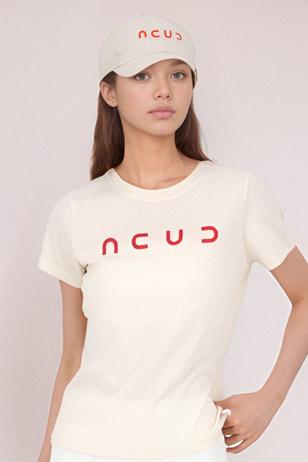 [25 썸머] 로고 스트링 볼 캡 _베이지는 캐주얼, 미니멀, 스트리트 스타일을 즐기는 분들을 위한 모자입니다. 폴리에스테르 소재로 제작되어 부드러운 촉감을 자랑하며, 얇은 두께로 봄, 여름, 가을, 겨울 사계절 내내 착용하기 좋습니다. 베이지, 블랙, 화이트, 블루 4가지 색상으로 출시되었으며, 챙 넓이 6.5cm, 모자 깊이 12cm, FREE 사이즈(54-58cm)로 제작되어 편안한 착용감을 제공합니다. 로고 자수와 스트링, 메탈 스토퍼 디테일이 돋보이며, 사이즈 조절과 통기성 기능을 갖춰 동네 마실룩, 산책룩에 안성맞춤입니다. 경량 디자인으로 가볍게 착용할 수 있습니다.
