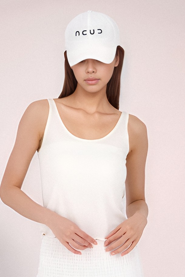 [25 썸머] 로고 스트링 볼캡 _화이트는 캐주얼, 미니멀, 스트리트 스타일을 즐겨 입는 분들을 위한 볼캡입니다. 폴리에스테르 소재로 제작되어 가볍고 통기성이 뛰어나 여름은 물론 사계절 내내 착용하기 좋습니다. U자형 로고 자수와 메탈 스토퍼, 스트링 디테일이 디자인의 포인트를 더하며, 스트링으로 사이즈 조절이 가능하여 편안한 착용감을 선사합니다. 동네 마실룩, 산책룩, 여행룩 등 다양한 TPO에 활용할 수 있는 데일리 아이템입니다.
